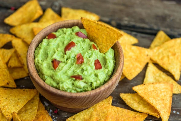 Guacamole mit Tortilla-Chips — Stockfoto