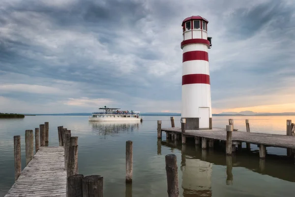 Leuchtturm mit Boot bei Sonnenuntergang — Stockfoto