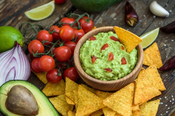 Guacamole con chips de tortilla —  Fotos de Stock