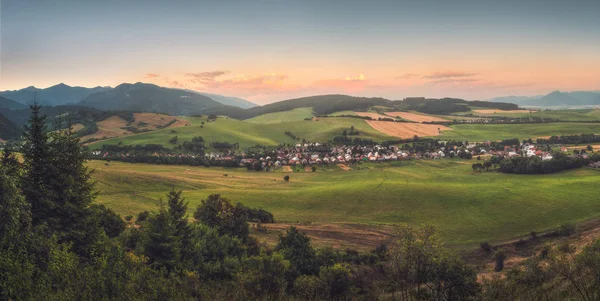 Heuvellandschap bij zonsondergang — Stockfoto