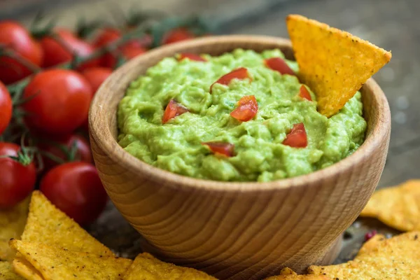 Guacamole mit Tortilla-Chips — Stockfoto