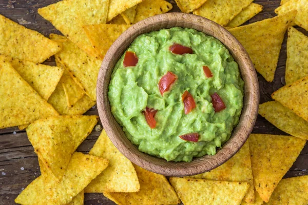 Guacamole mit Tortilla-Chips — Stockfoto