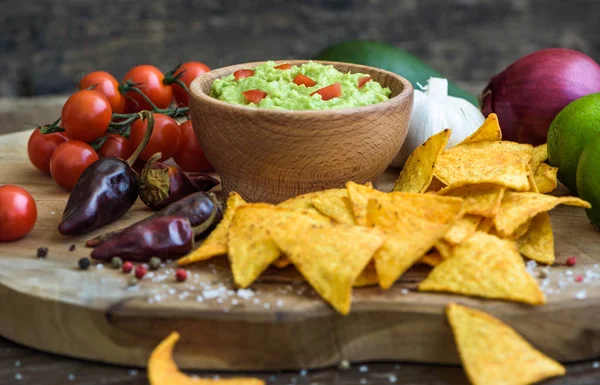 Guacamole mit Tortilla-Chips — Stockfoto