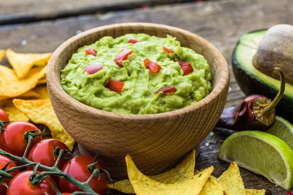 Összetevők és Tortilla Chips a guacamole — Stock Fotó