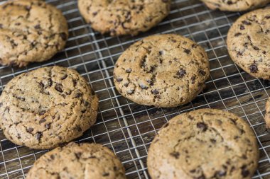 Raf soğutma üzerinde çikolata kurabiye