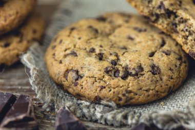 Bir çuval bezi üzerinde çikolata kurabiye