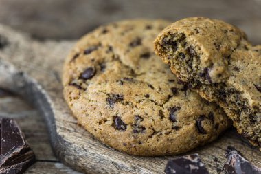 Bir kesme tahtası üzerinde çikolata kurabiye