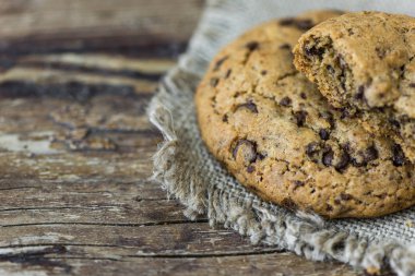 Bir çuval bezi kopya alanı ile Çikolatalı çerezleri