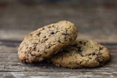 Rustik ahşap üzerine iki çikolata kurabiye