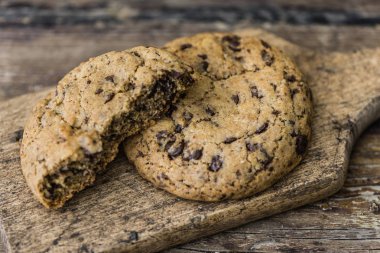 Bir kesme tahtası üzerinde çikolata kurabiye