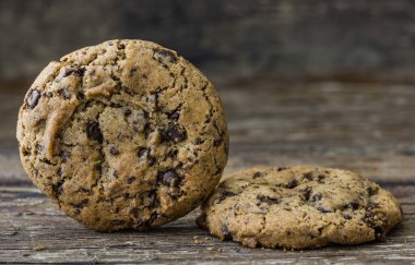 Rustik ahşap üzerine iki çikolata kurabiye