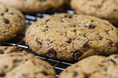 Raf soğutma üzerinde çikolata kurabiye