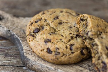 Bir kesme tahtası üzerinde çikolata kurabiye