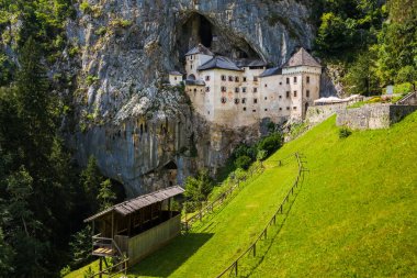 Rönesans Castle Rock'daki Predjama, Slovenya