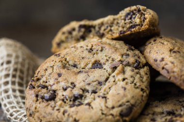 Rustik ahşap üzerine çikolata kurabiye