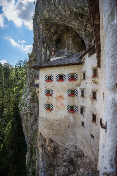 Dettaglio del castello rinascimentale costruito all'interno della montagna rocciosa — Foto Stock