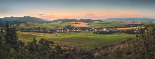 Heuvellandschap bij zonsondergang — Stockfoto