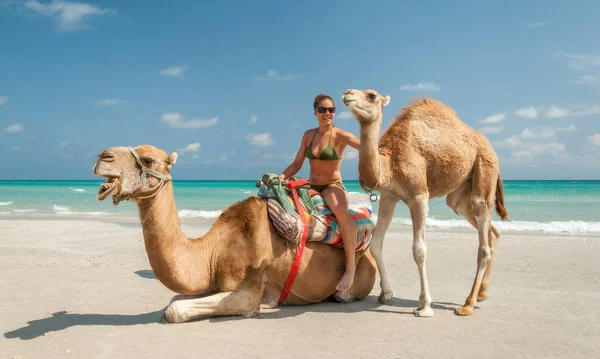 Mooie jonge vrouw zitten op een kameel — Stockfoto