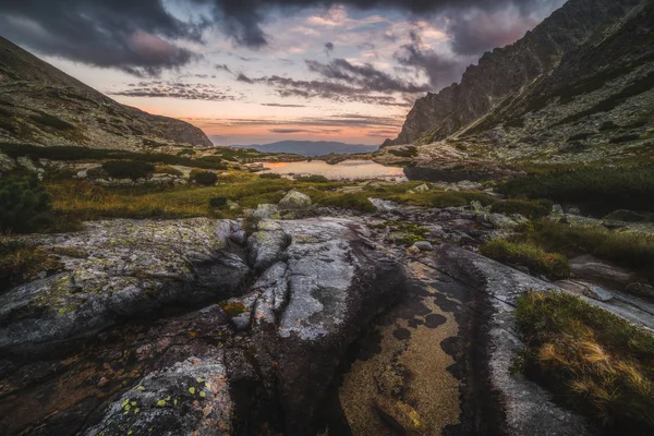 Berglandskap med en Tarn och Creek — Stockfoto