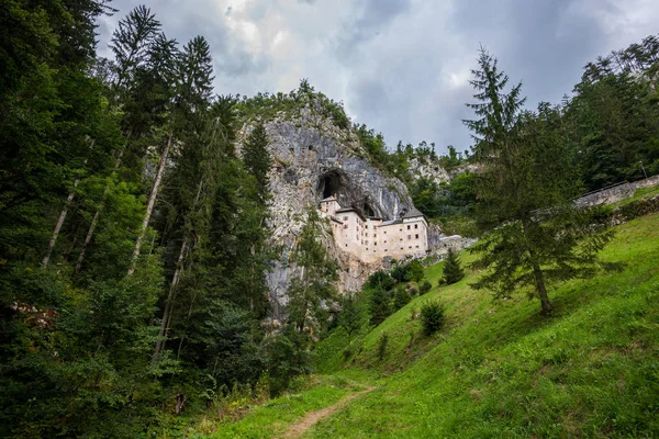 Castelo Renascentista na Rocha, Predjama, Eslovénia — Fotografia de Stock