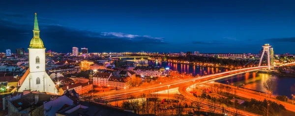 Bratislava stadsbilden på natten — Stockfoto