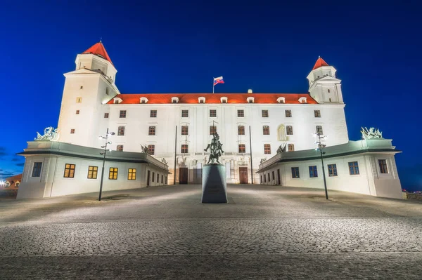 Castelul Bratislava noaptea — Fotografie, imagine de stoc