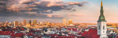 Bratislava Cityscape gün batımında