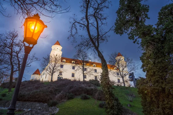 Castelul Bratislava noaptea — Fotografie, imagine de stoc