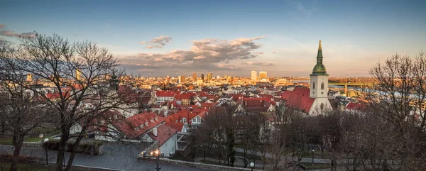 Bratislava stadsbilden i solnedgången — Stockfoto