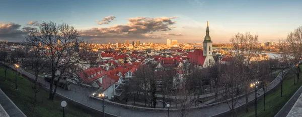 Bratislava Cityscape ao pôr do sol — Fotografia de Stock