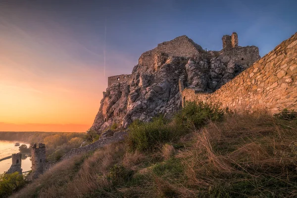 日落时岩石上城堡的废墟 — 图库照片