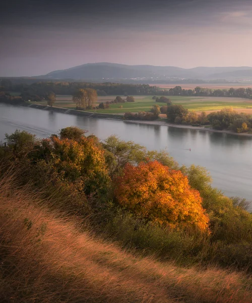 Paisaje otoñal con río — Foto de Stock