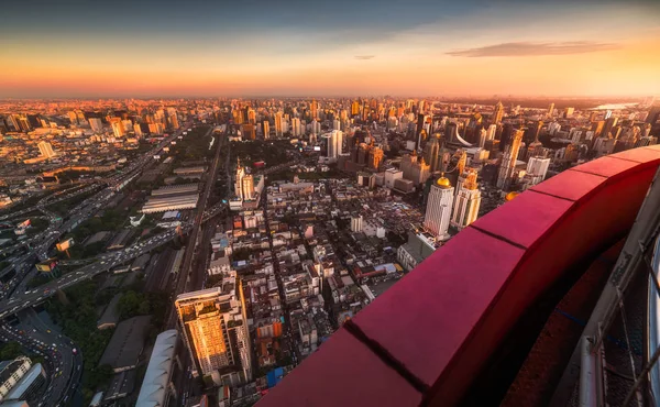 Gün batımında Bangkok şehir manzarası