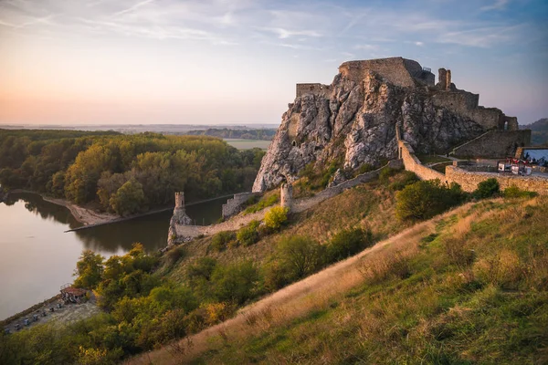 Ruína de um castelo em uma rocha no por do sol — Fotografia de Stock