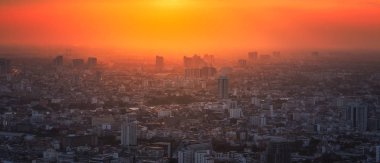 Parlayan Güneş altındaki şehir manzarası