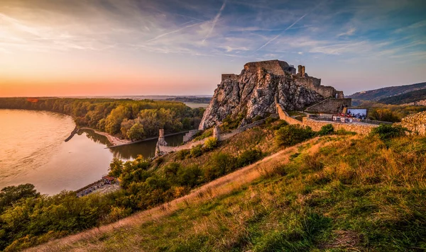 Ruina de un castillo en una roca al atardecer — Foto de Stock