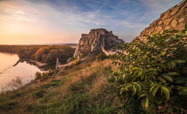 Ruína de um castelo em uma rocha no por do sol — Fotografia de Stock