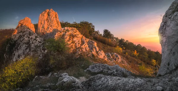 Formation rocheuse sur la colline illuminée par le coucher du soleil — Photo