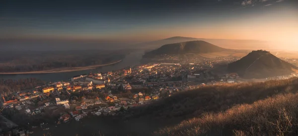 Вид на маленький город у реки на восходе солнца — стоковое фото
