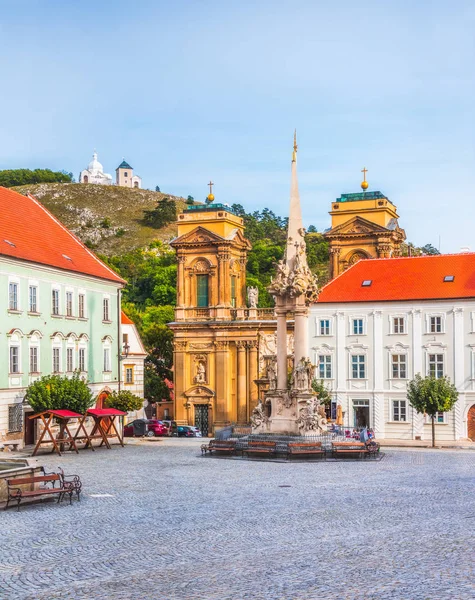 Stadtplatz mit historischen Gebäuden — Stockfoto