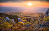 Podzimní západ slunce nad skalnatou krajinou s vinicemi