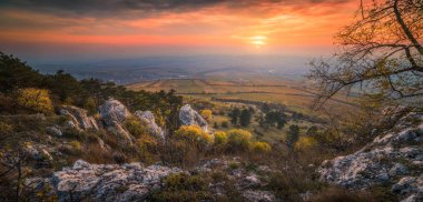 Üzüm bağlarıyla Rocky Peyzajı üzerinde sonbahar günbatımı