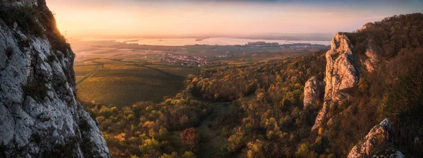 Puesta de sol sobre el paisaje rocoso de otoño —  Fotos de Stock