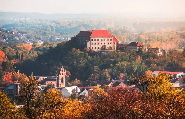 Malé město nebo vesnice s hradem na kopci — Stock fotografie