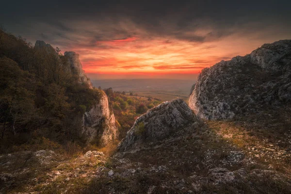 Otoño Puesta de sol sobre el paisaje rocoso —  Fotos de Stock