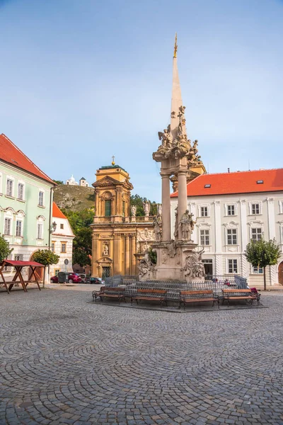 Stadtplatz mit historischen Gebäuden — Stockfoto