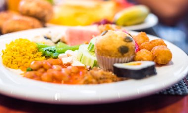 Çeşitli Malzemelerle Büfe Kahvaltısı