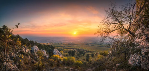 Coucher de soleil d'automne sur un paysage rocheux avec des vignobles — Photo