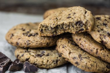 Çikolata kurabiye pişirme bir kağıt üzerinde