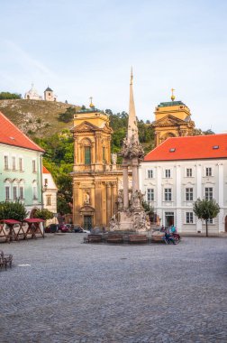 Mikulov Town Eski Meydan Binaları ve Holly Hill Arka planda